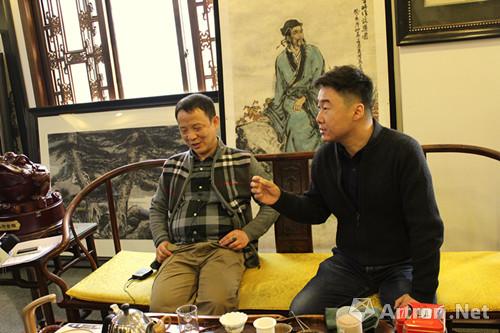6雅昌西北站总经理张博（右）讲述本次鉴证备案的意义