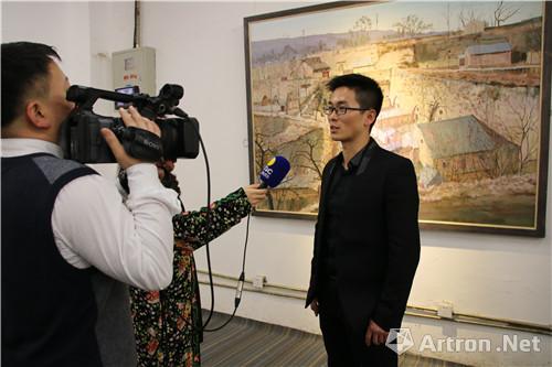 青年油画家王肖霏接受陕西五套文娱天天报节目采访