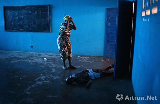 年度新闻照片大奖：约翰·摩尔的《埃博拉席卷利比里亚首都》