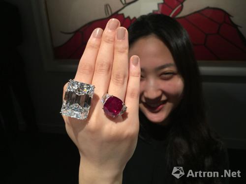 香港蘇富比2015春拍：两颗稀世珠宝闪耀香江 总估价约2.5亿港元