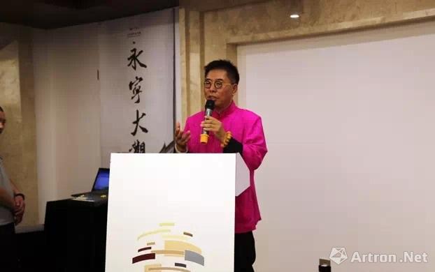 范炳南老师在1号展馆为艺术品爱好者及收藏家解说与织绣背后的渊源