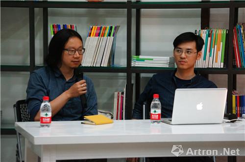 策展人苏伟和艺术家李然（右）正在讨论