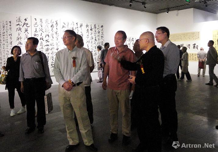 展览现场崔天庆与众书法名家在观展过程中交流