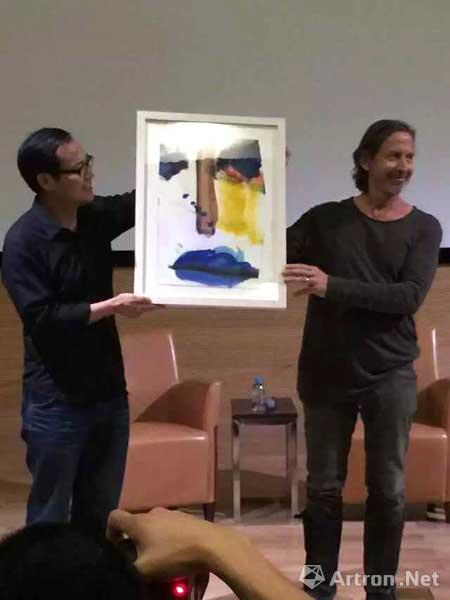 艺术家卢西亚诺•卡斯特利向央美美术馆捐赠自画像一幅