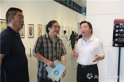 1陕西省美博罗宁馆长（右）和当地艺术家交流