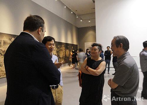 评论家彭德先生、策展人王檬檬女士、艺术家宋钢先生（自右）在展览现场