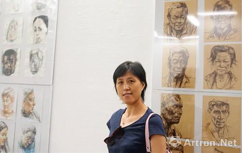 3模特潘女士，她说从张华洁为自己的创作的肖像中看到了自己的另外一面