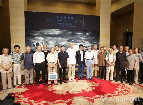 刘商英个展于中国美术馆开幕 于风景内绘画呈现“空故纳万境”