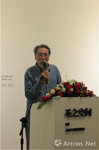 版画艺术家广军在开幕式上发言
