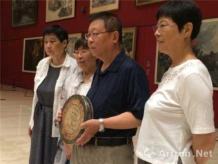 杨虎城将军后人向国博捐赠杨虎城出资拍摄的纪录影片