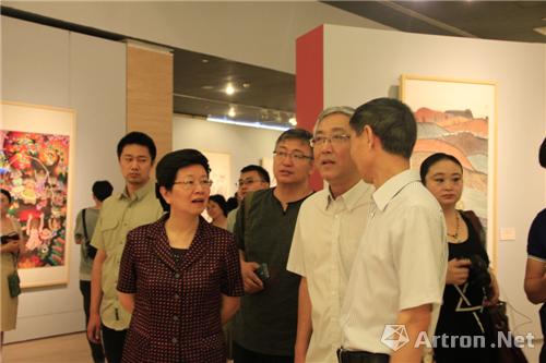 中共中央统战部副部长林智敏观看展览