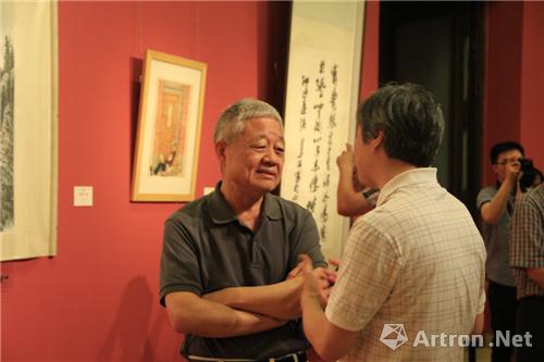中国书法家协会副主席 胡抗美观看展览