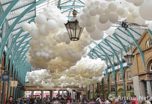 艺术家屋顶摆10万只气球如铺满白云