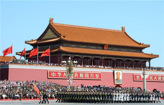 中国人民抗日战争暨世界反法西斯战争胜利70周年阅兵在天安门广场举行 ()