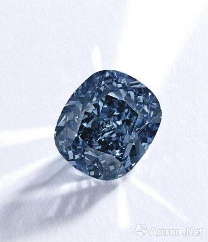拍卖史上最贵钻石诞生 香港藏家3.25亿元竞得罕见蓝钻