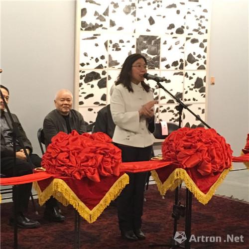 台湾羲之堂画廊总经理陈筱君在开幕式上致辞