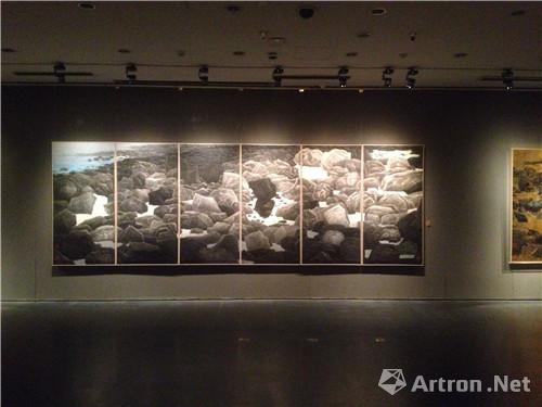 此次李义弘水墨展最大尺幅作品 《跳石海岸》199.5×600cm 2014年