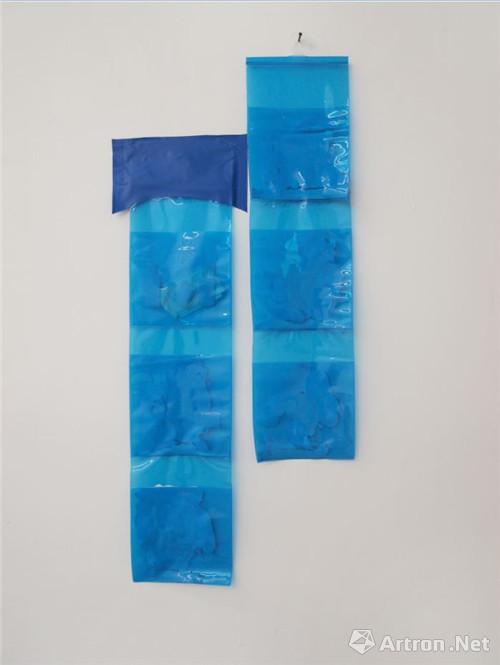 何意达 《挂 - 蓝》PVC，漆，胶带 40x3x85cm 2105
