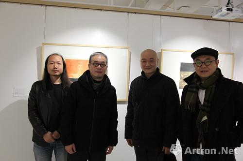 一席空间负责人舒畅,王祥林与本次参展艺术家侯云汉,唐满文合影