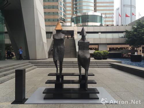 林‧查德伟雕塑亮相香港中环 与公众形成有趣对话