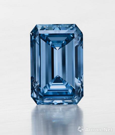 佳士得日内瓦诞生世界最贵钻石 14.62克拉蓝钻拍出3.8亿天价