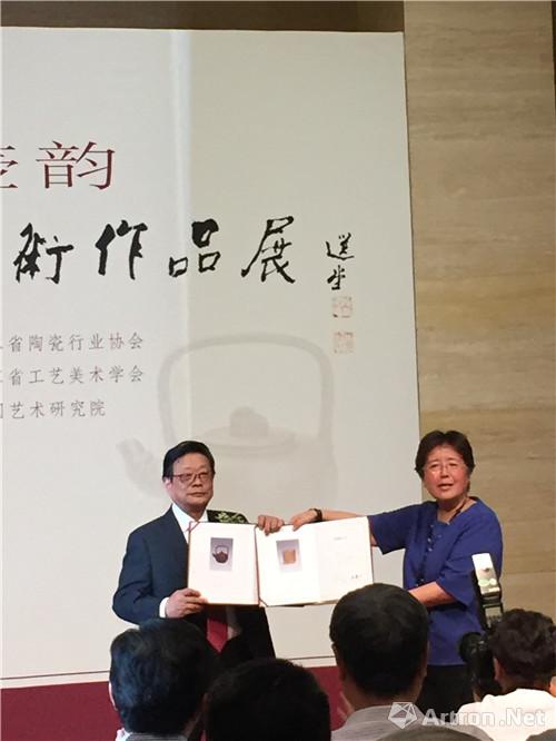 鲍志强紫砂艺术展开幕 向中国美术馆捐赠代表作