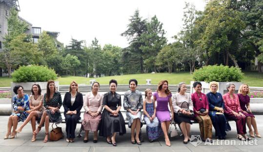 国家主席习近平夫人彭丽媛邀请G20杭州峰会外方代表团团长夫人参观中国美术学院