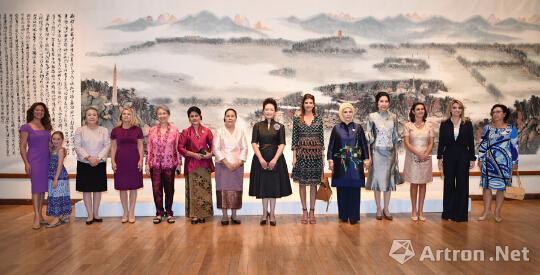 国家主席习近平夫人彭丽媛邀请G20杭州峰会外方代表团团长夫人参观中国美术学院