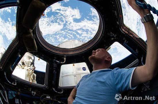 欧洲空间局的宇航员亚历山大·格斯特(Alexander Gerst)在国际空间站的穹顶舱内透过舷窗欣赏地球美景。