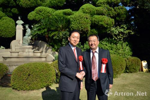 鸠山由纪夫雕塑在东京鸠山会馆正式揭幕