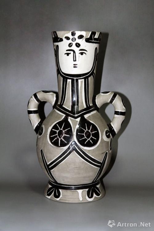 《有两个高手柄的花瓶》 毕加索 白陶 39X37.5厘米 1953年