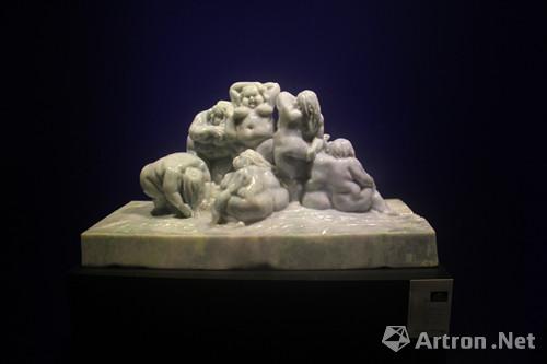 《水漾凝脂》 许鸿飞 翡翠 雕塑 80×33×40cm 2012年
