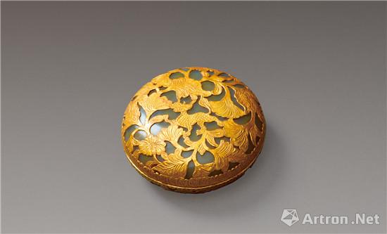 辽 金镂雕麒麟缠枝花卉纹玛瑙盒, 高3.2cm, 宽8cm